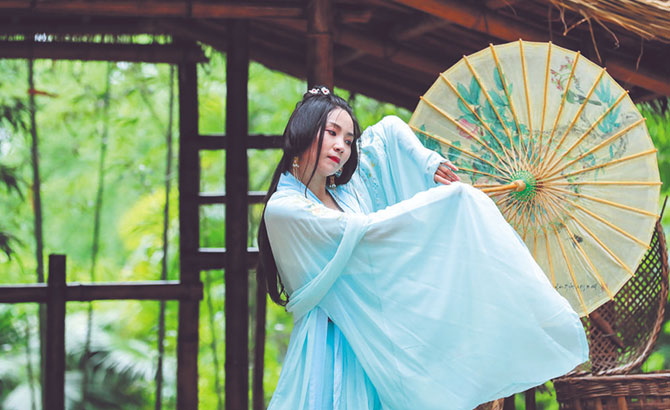 在成都的街头走一走：汉服消费强劲恢复 带动传统手工艺