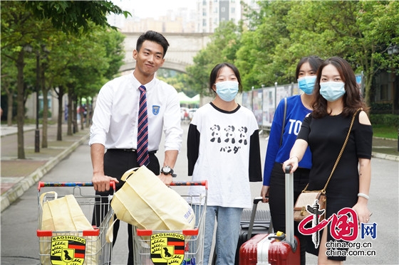 城会玩！四川一学校“00后”学长自制“豪车”服务新生