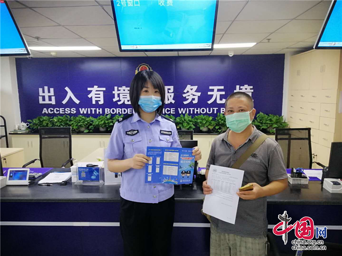 大英縣出入境民警熱情服務(wù) 10分鐘內(nèi)解決群眾大難題