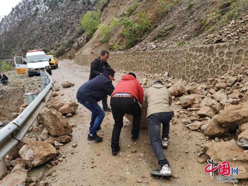 跨越千里、点亮雪域之光——南充供电公司援藏小组工作纪实