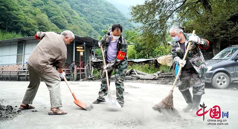 寶興縣：黨員干部下沉一線，齊力清淤恢復(fù)生產(chǎn)