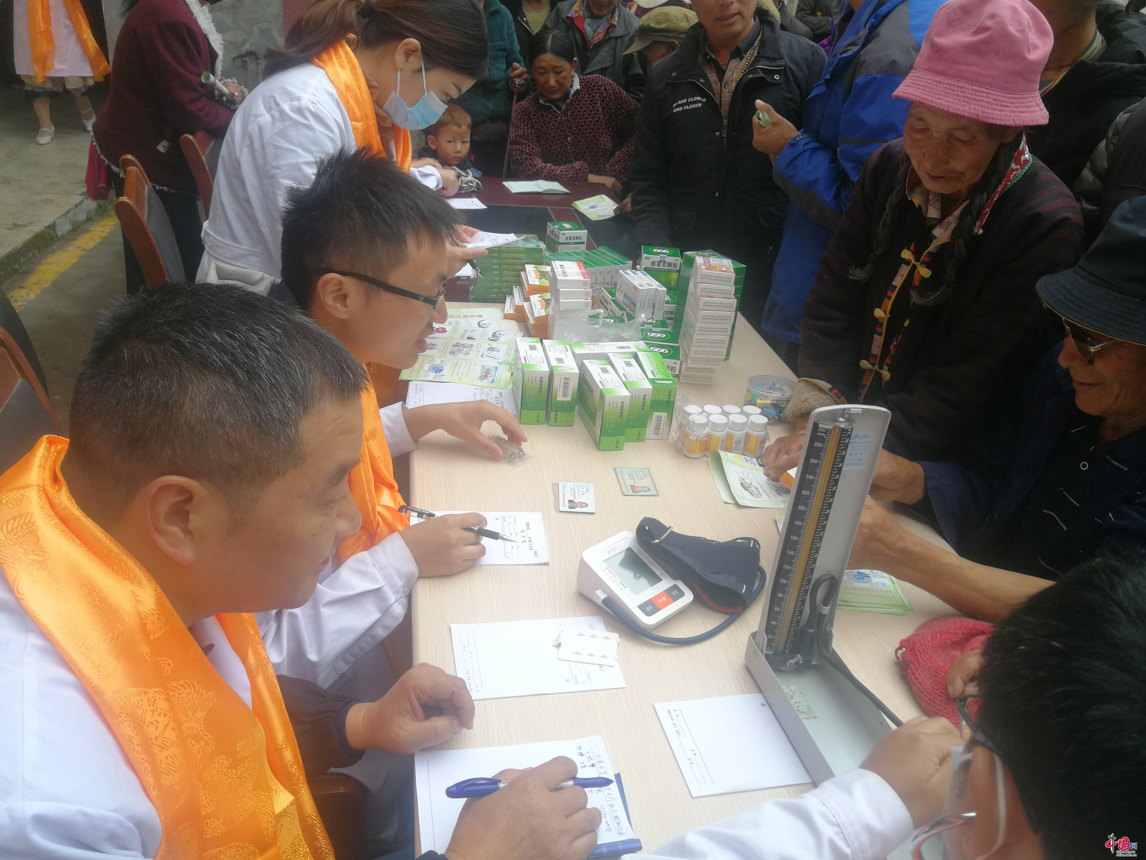 自備2000元藥品，邛崍援建醫生到大錄藏族村寨開展愛心義診活動