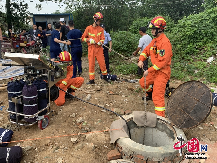 四川德阳：两人被困深井 德阳消防火速救援