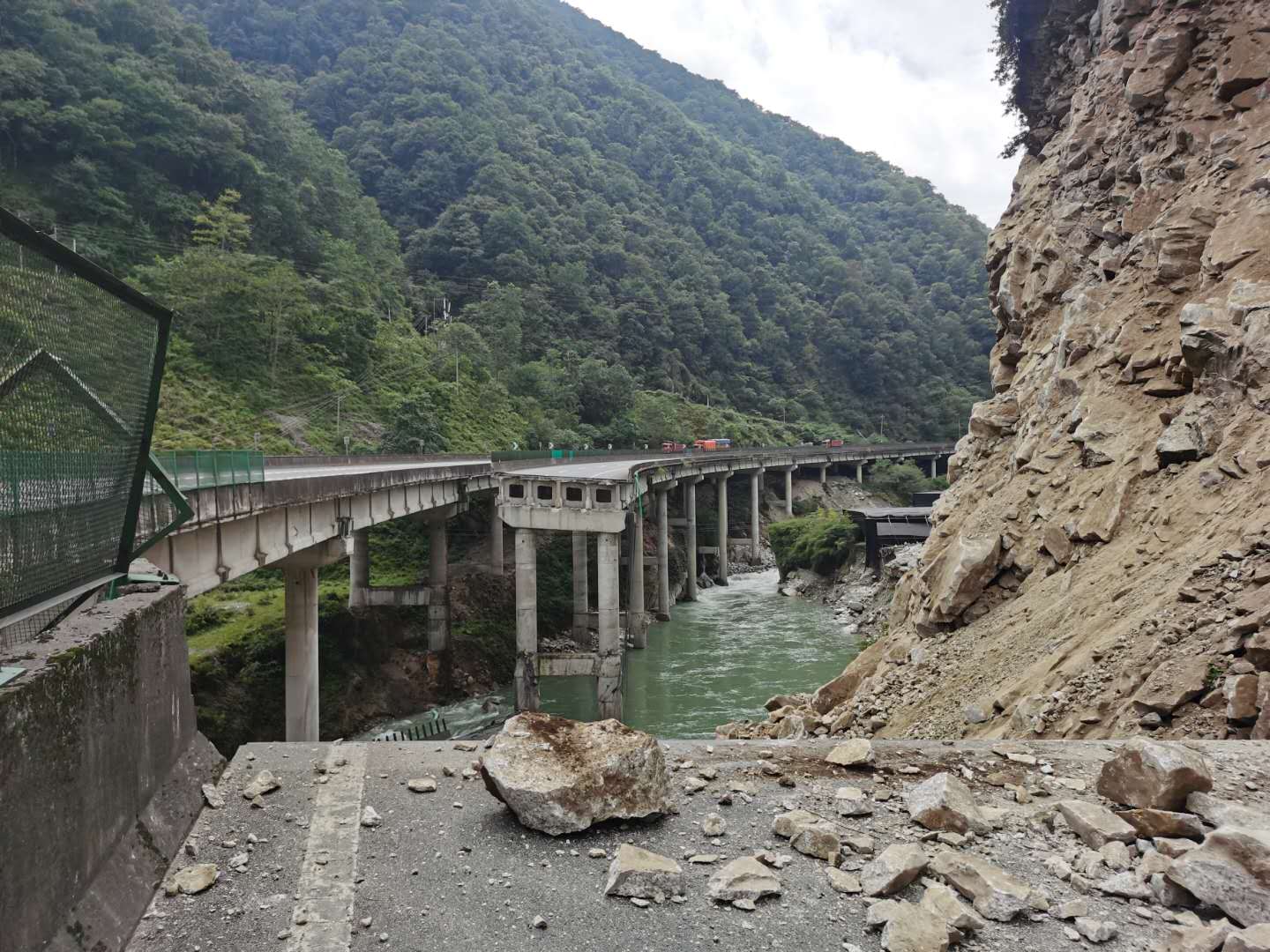 突发！雅西高速山体垮塌致桥梁断裂，道路中断