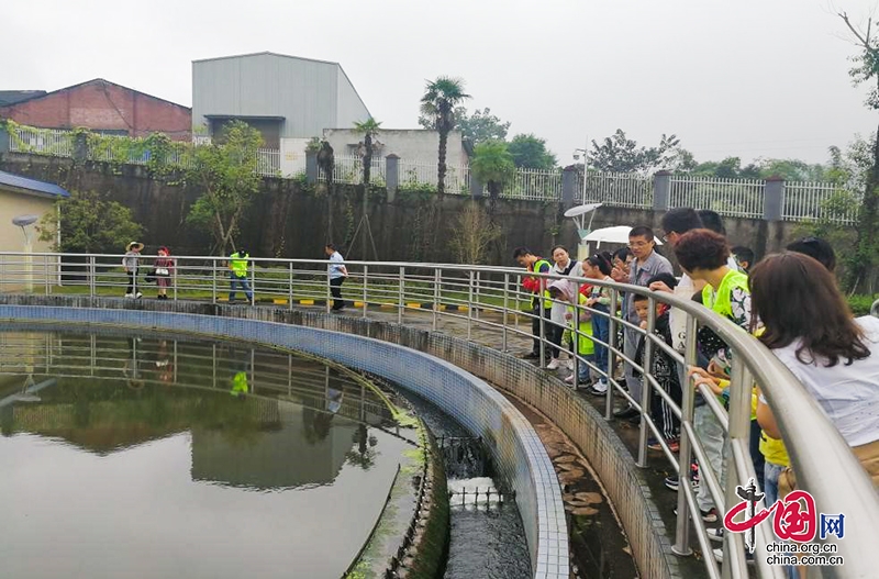 自贡自流井：“美丽新街·保护母亲河行动”大手牵小手走进污水处理厂