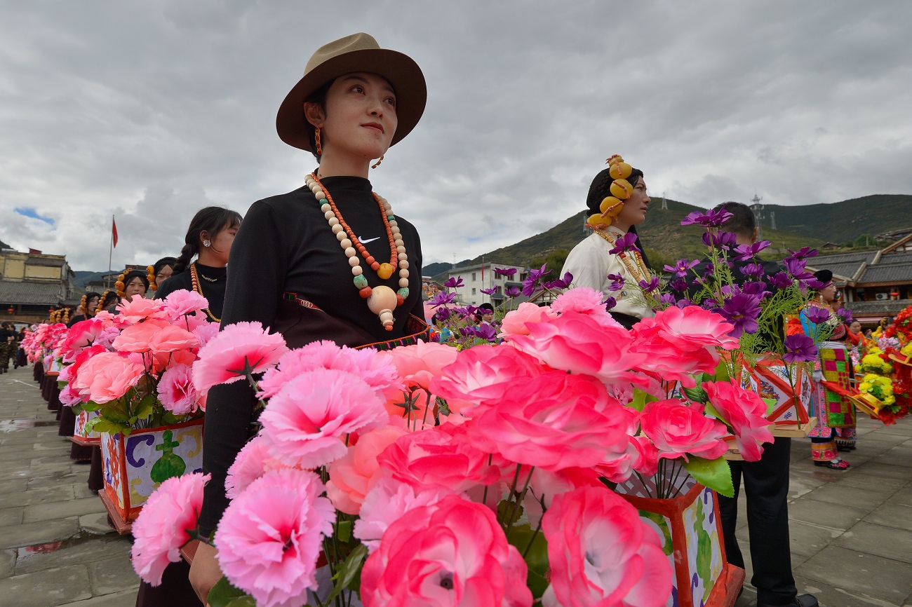  四川松潘县举行“和合松潘·一盏灯的欢聚”花灯大联欢暨欢庆丰收节