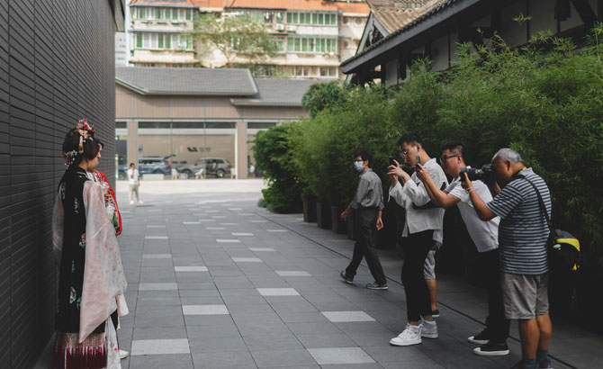 太古里禁止街拍？记者探访：主要针对偷拍、跟拍等，现场仍有人直播