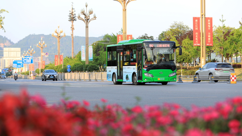 雅安市构建绿色交通出行系统，加快推进新能源公交车投放速度