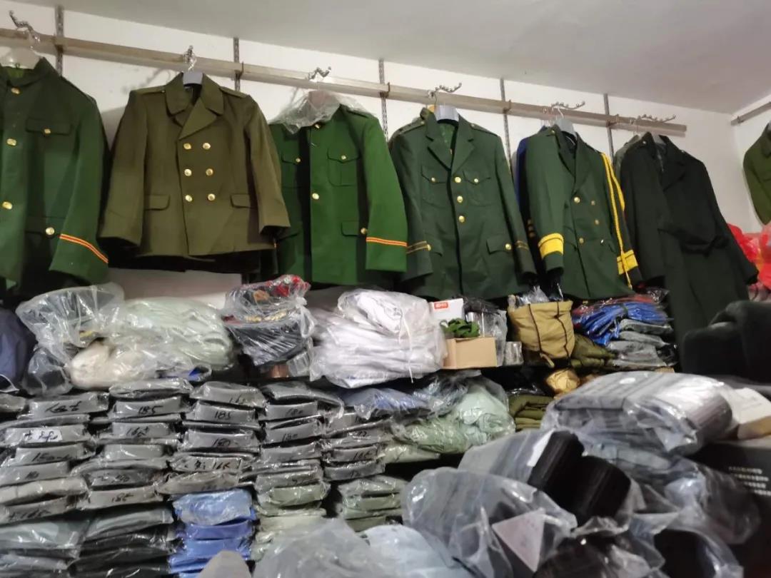 瀘州市市場監管局突擊檢查：兩商家非法制售軍服，已被採取行政強制措施