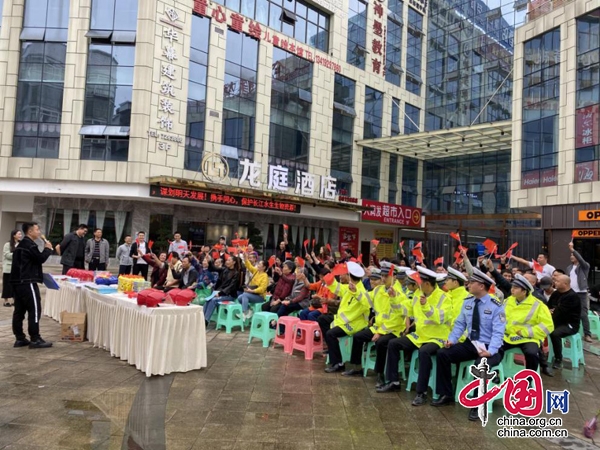 筠連鎮舉行“迎中秋，慶國慶，保安全”宣傳活動