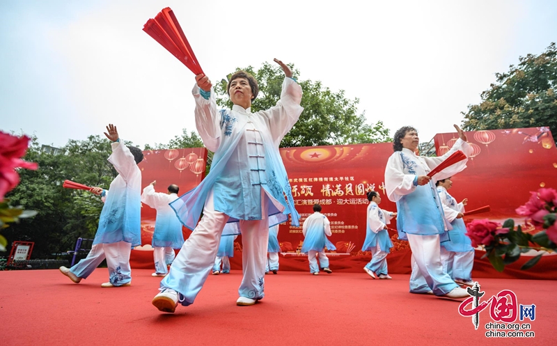 成都紅牌樓街道太平社區(qū)舉行慶雙節(jié)文藝匯演暨”愛成都·迎大運”活動