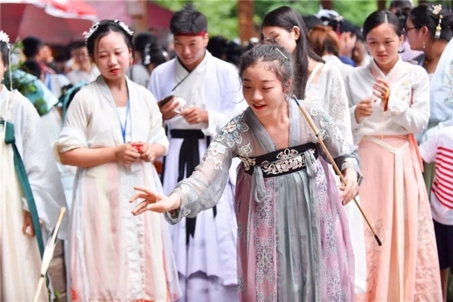 国庆中秋大假第一天 “国潮”风成亮丽风景线 游客踊跃打卡拍照