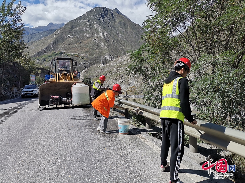 茂县公路管理分局多措并举保障双节期间公路安全畅通