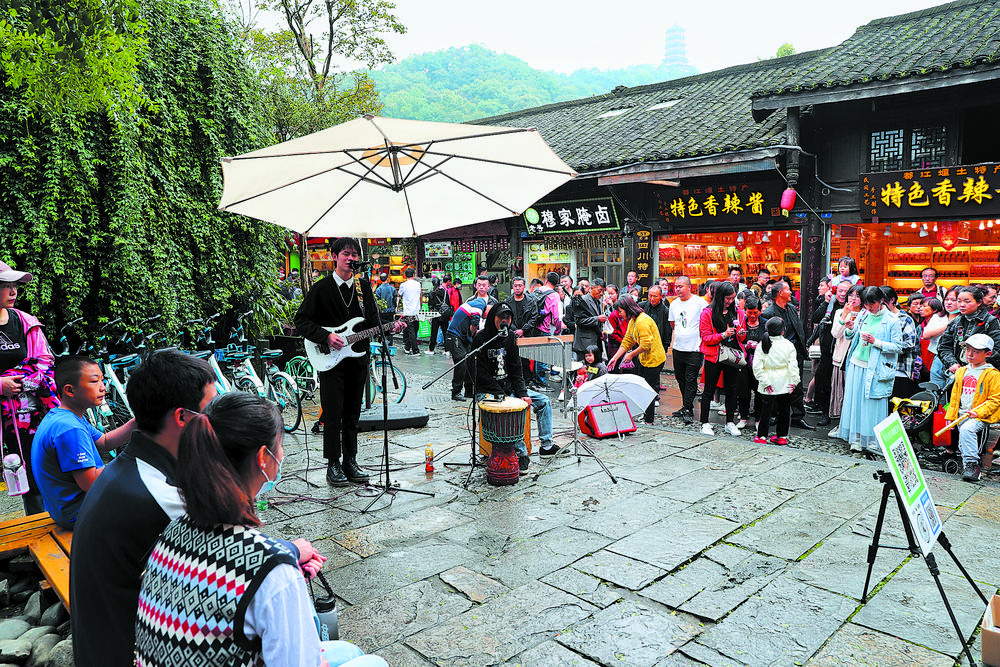 节日都江堰：街头表演热闹非凡