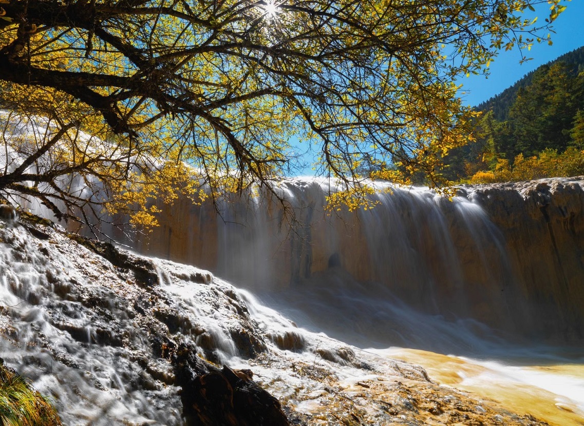 金秋十月  “人间瑶池”黄龙景区目之所及处处是风景  