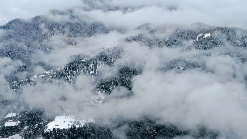 雪落重峦 人间仙境