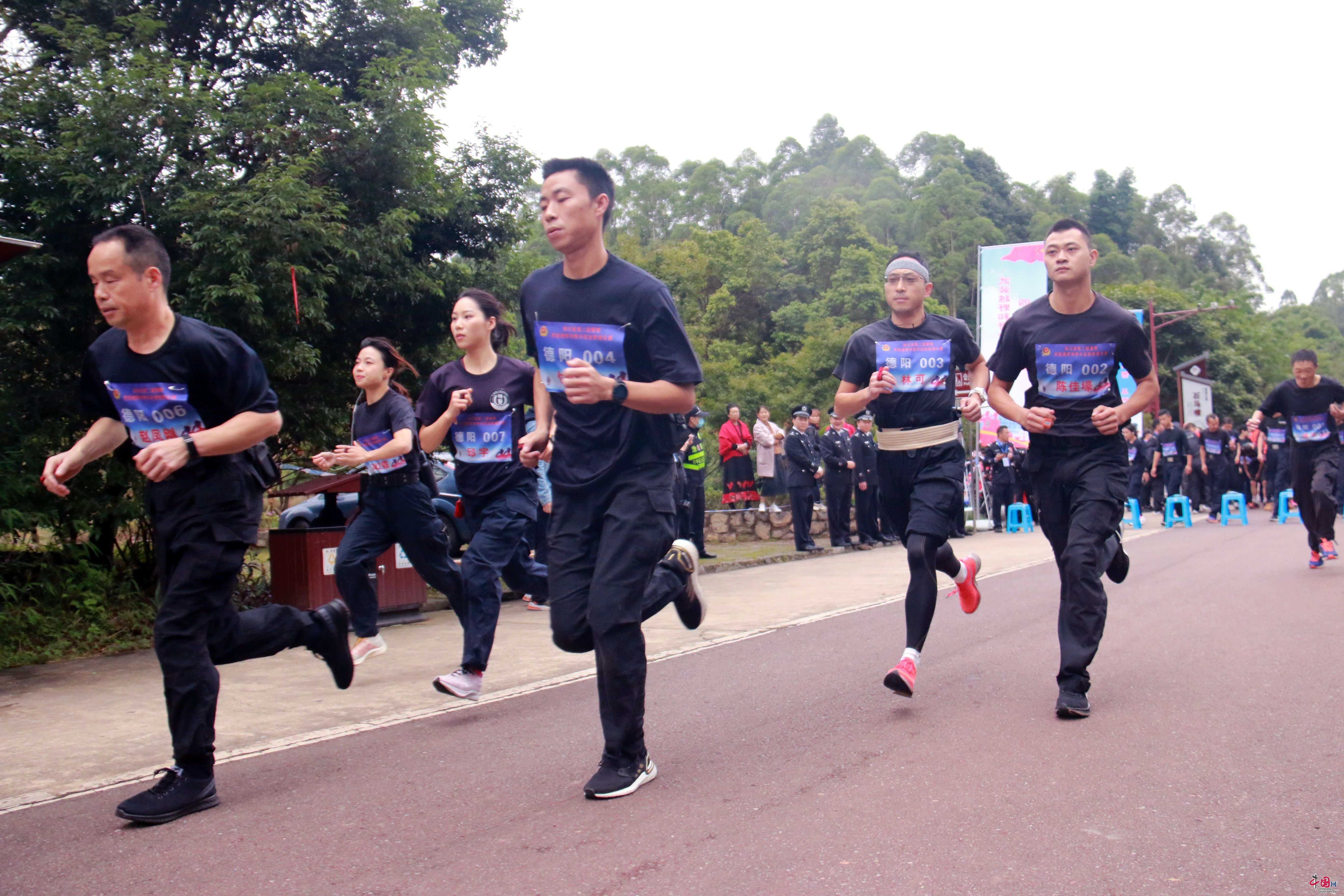 德阳夺得全省警察武装越野比赛团体第三和女子个人冠军
