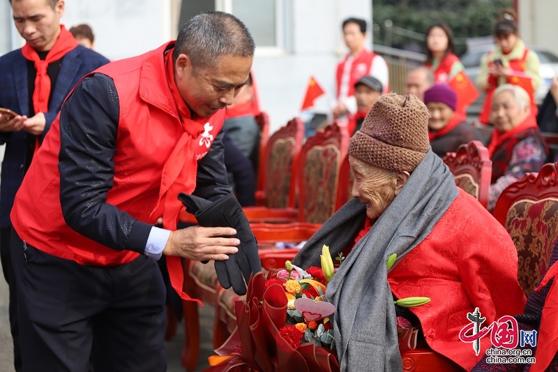 喜過重陽節，彭山誌願者與敬老院老人同唱幸福長壽歌