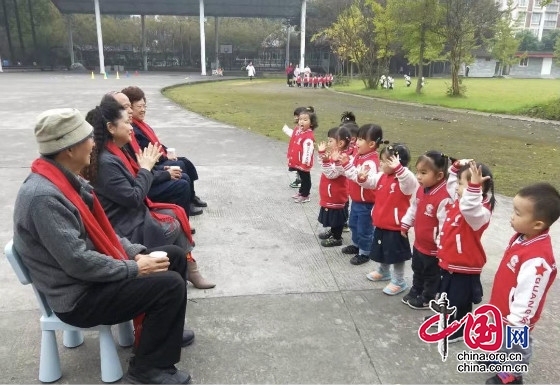 都江堰市光亞幼稚園開展“童心敬老 愛滿重陽”主題活動