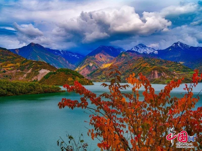 硗碛湖畔如在画中，宝兴斑斓秋色惹人醉- 中国网