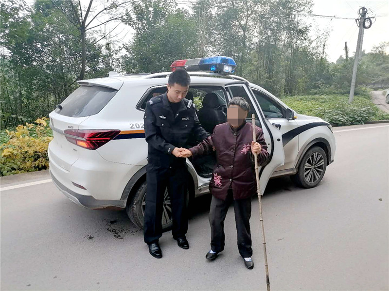 广安：两地警方接力 将走失老人送回家