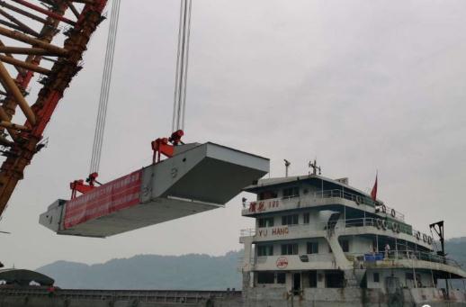 创三项“第一” 宜宾临港长江大桥首节钢箱梁架设成功