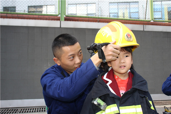 船山区：幼儿进“红门” 零距离学习消防知识