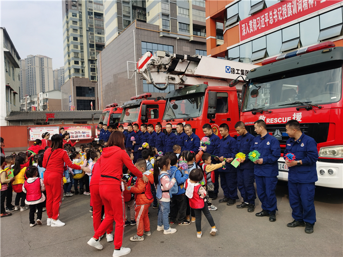 队站开放 安居区梧桐路消防救援站迎来100余名师生参观学习