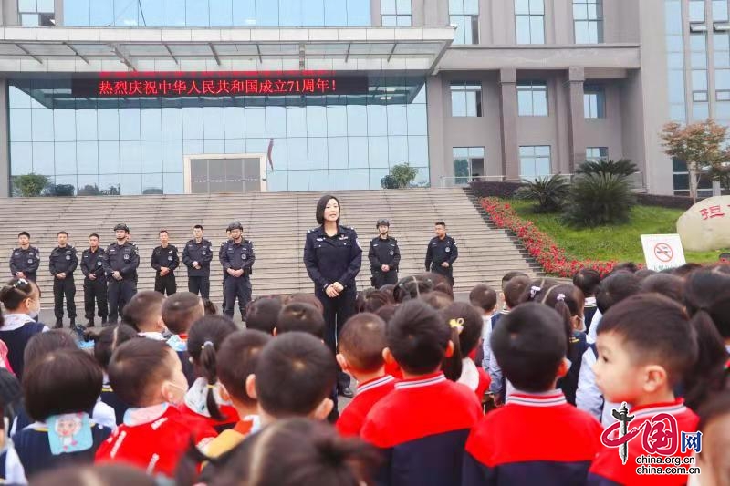 小小萌娃进警营 昭昭警心暖童心 ——洪雅县公安局开展“萌娃进警营”警营文化活动