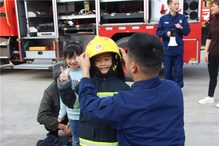 大英县百余师生走进红门 学习消防知识