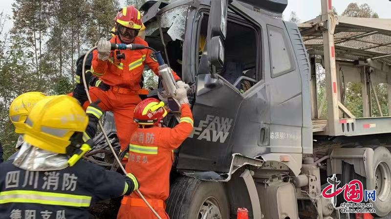 德阳：两重型货车追尾司机被困 消防员紧急拆车救人