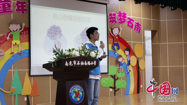 西南石油大学青年志愿者走进南充市石油南路小学开展禁毒宣传