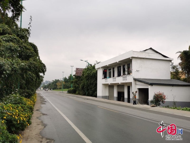 干部和村民齊心化身鄉(xiāng)村“美容師”  人居環(huán)境衛(wèi)生大掃除持續(xù)開(kāi)展