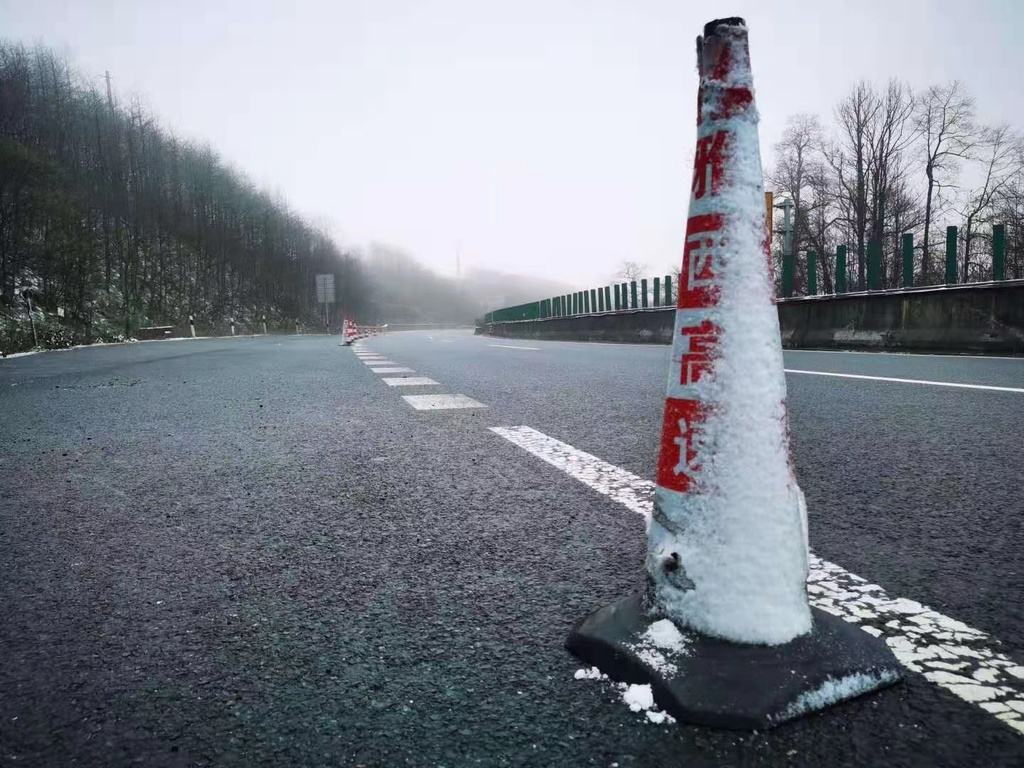 @驾驶员，小心开车！雅西高速迎来入冬首场降雪