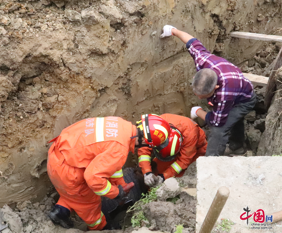 广汉一工地塌方工人被埋 消防紧急挖土救人