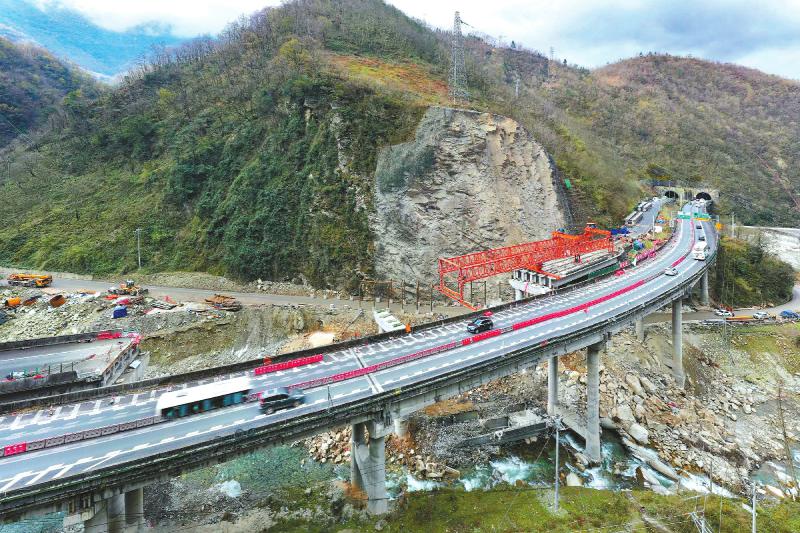 雅西高速公路姚河坝大桥预计春节前恢复双幅双向通行