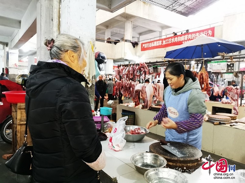 市場商家加工忙備臘味  青神市民歡喜預(yù)備年味