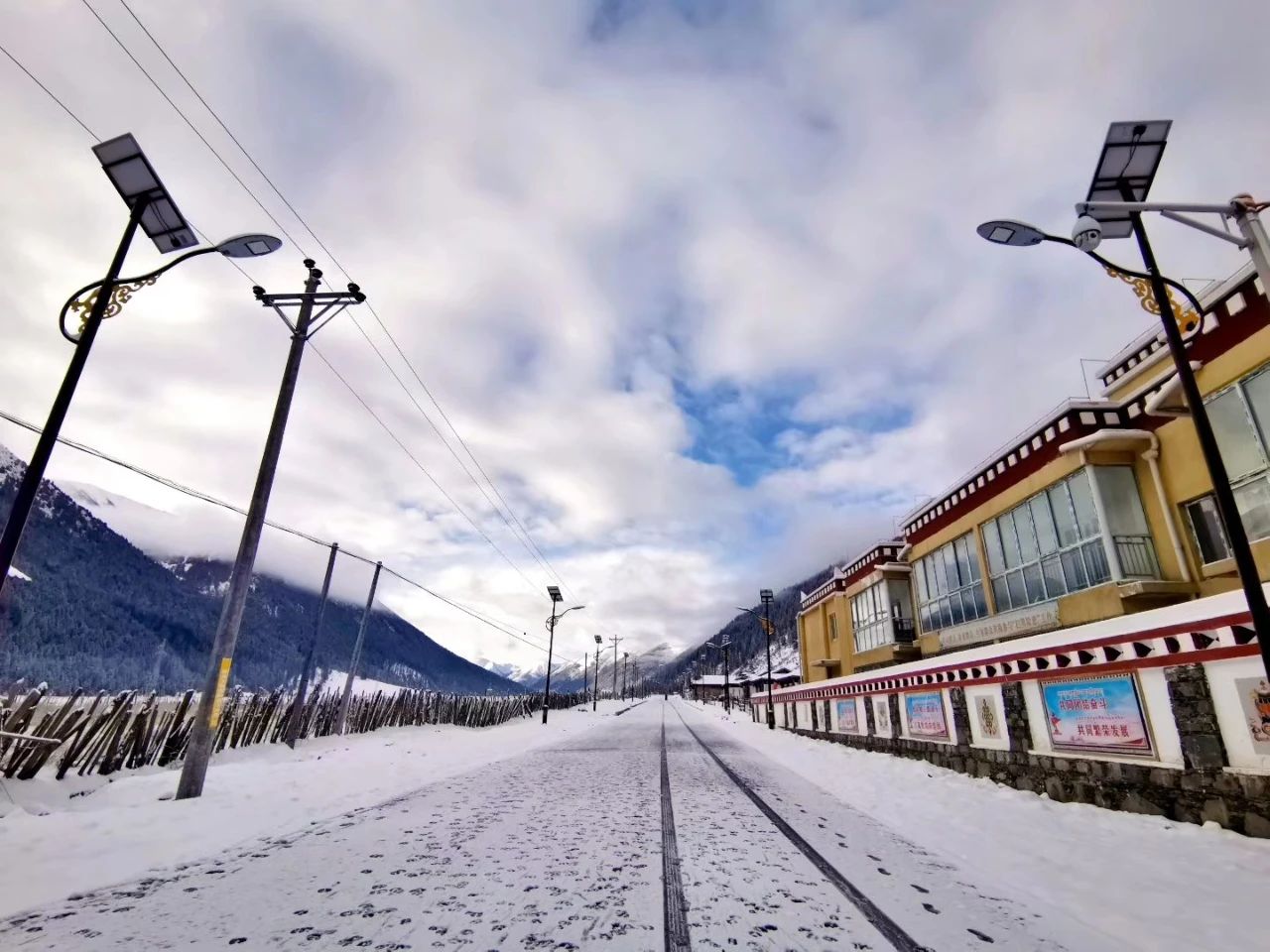 甘孜道孚县多地降雪 这些雪景美哭了