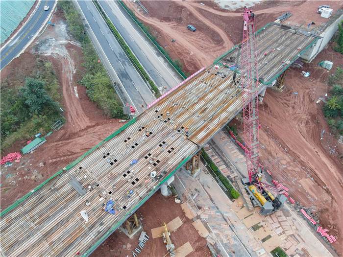 G93遂绵高速公路龙凤互通式立交项目跨线桥顺利合拢