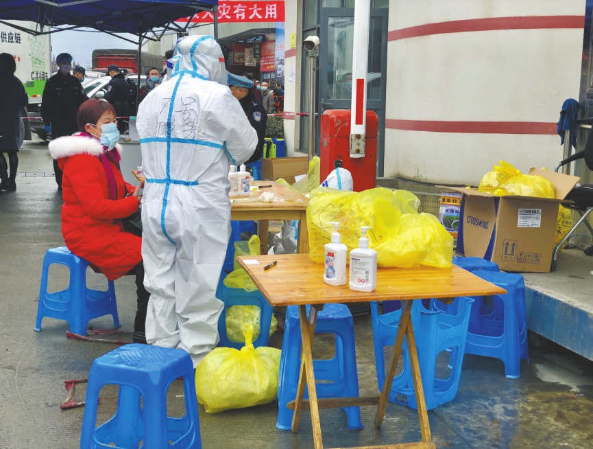 现场直击：核酸检测点 市民排队秩序井然