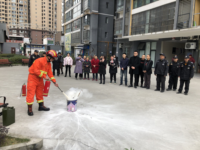 射洪市消防救援大队走进物业小区开展消防安全宣传