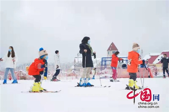 成都西岭雪山开放初中级雪道 3000各地游客预约“尝鲜”