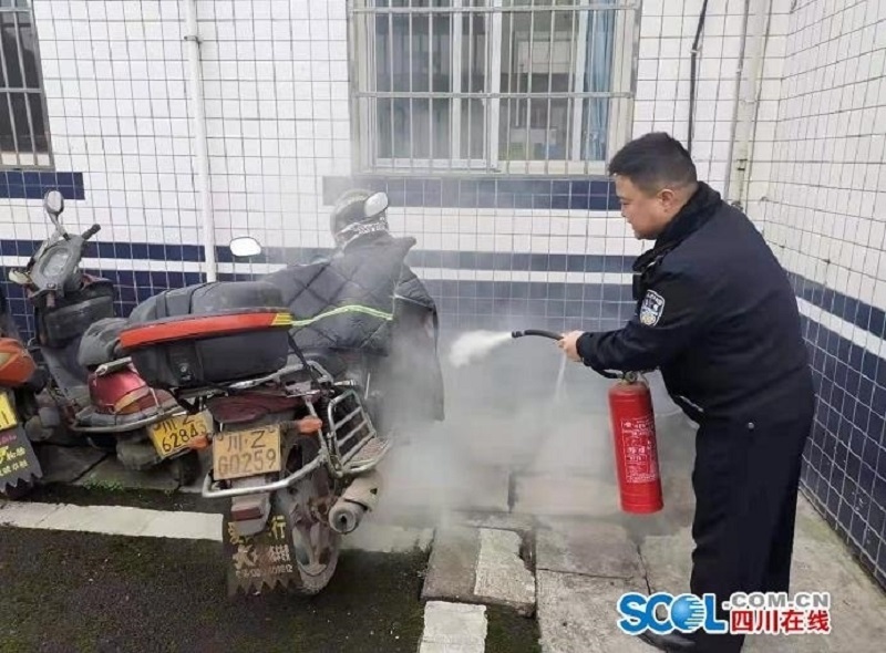 洪雅一摩托車(chē)自燃 民警及時(shí)撲滅除隱患