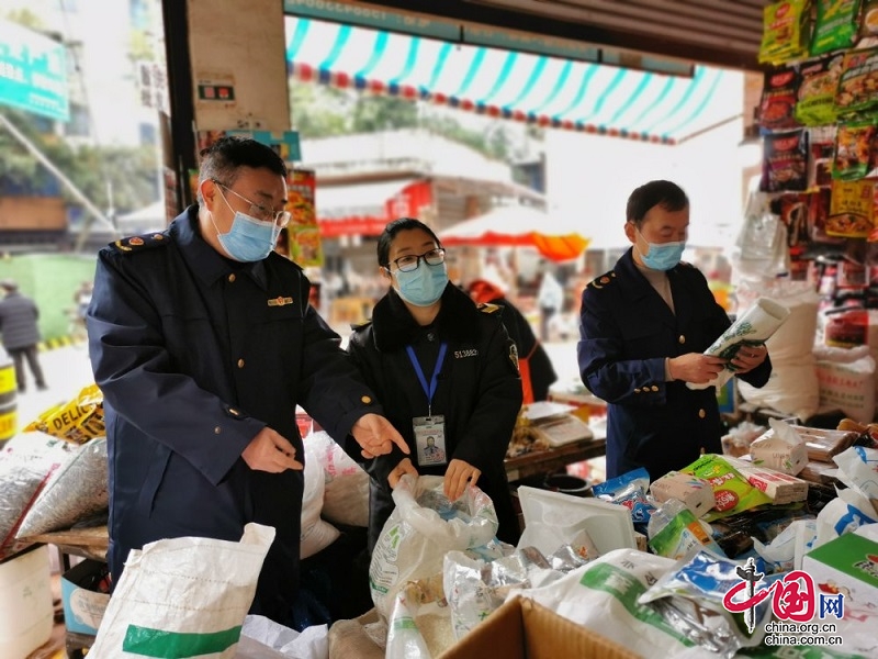 青神：農(nóng)貿(mào)市場“衛(wèi)士”守護(hù) 百姓“菜籃子”拎得放心