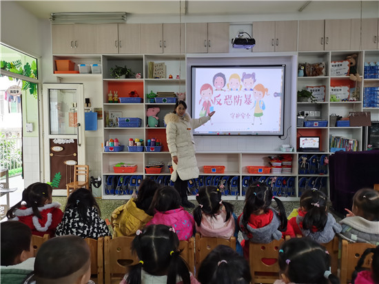 實戰(zhàn)演練 防患未然 彭山區(qū)實驗幼兒園防恐防暴安全演練