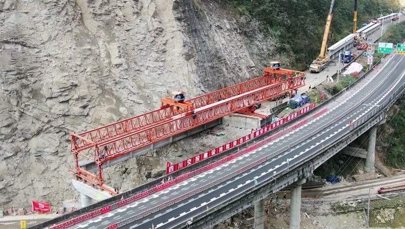 12月25日8时雅西高速姚河坝特大桥恢复正常通车