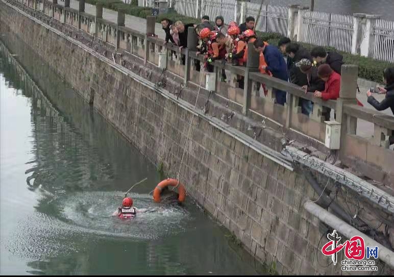 罗江一妇人坠河 消防员下水成功营救