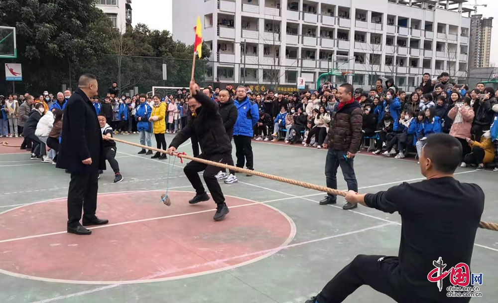 开心拔河迎新年、聚力发展谱新篇——南充市建华中学举行教职工拔河比赛