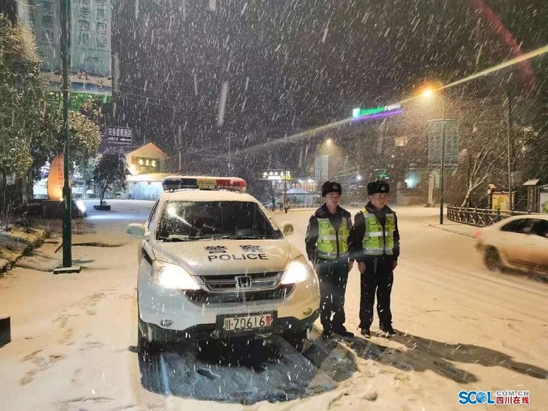 洪雅交警风雪中的坚守 暖了一座城