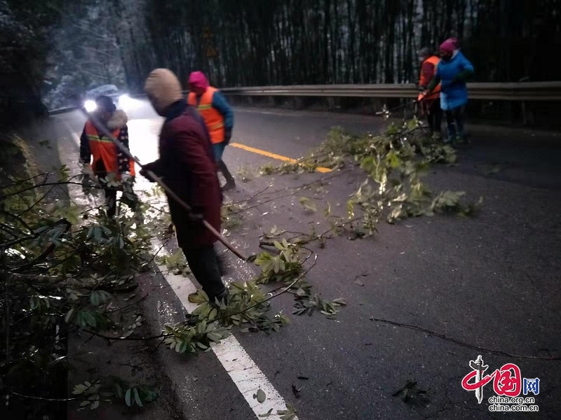 洪雅縣交通運輸局：全力奮戰雨雪天 及時搶險保暢通